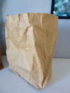 tutoriel permettant de créer une déco printanière dans votre cuisine et de recycler vos sacs shopping en papier kraft