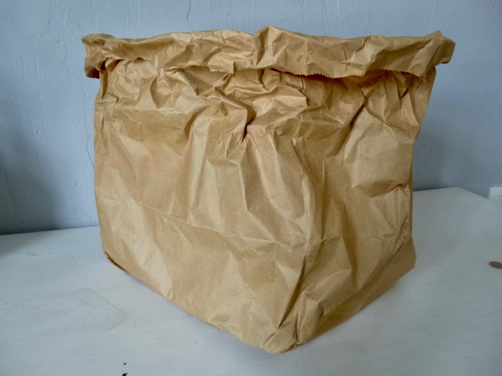 tutoriel permettant de créer une déco printanière dans votre cuisine et de recycler vos sacs shopping en papier kraft